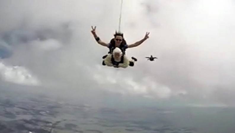 شیرجه ی مادربزرگ 102 ساله در آسمان