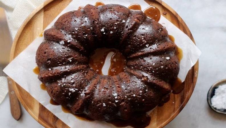 طرز تهیه کیک خرما و گردو بدون فر