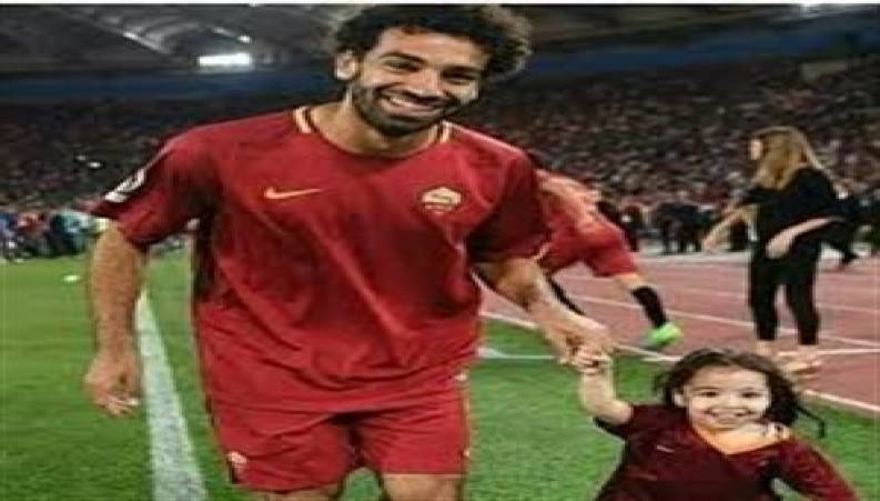 فوتبال بازی کردن دختر محمد صلاح