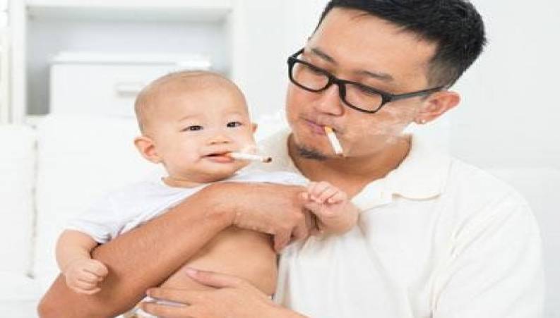 سیگار کشیدن کودک خردسال با تشویق پدر و مادرش!