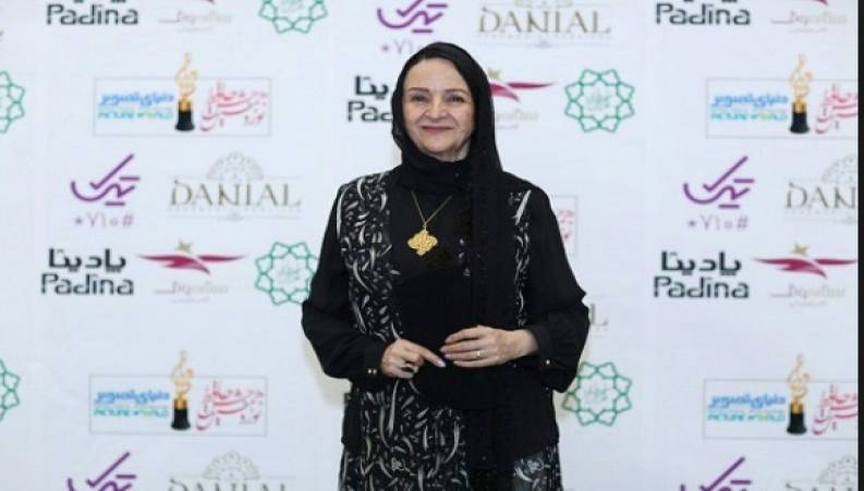 لحظه تشکر گلاب آدینه از مهدی هاشمی در جشن حافظ 98