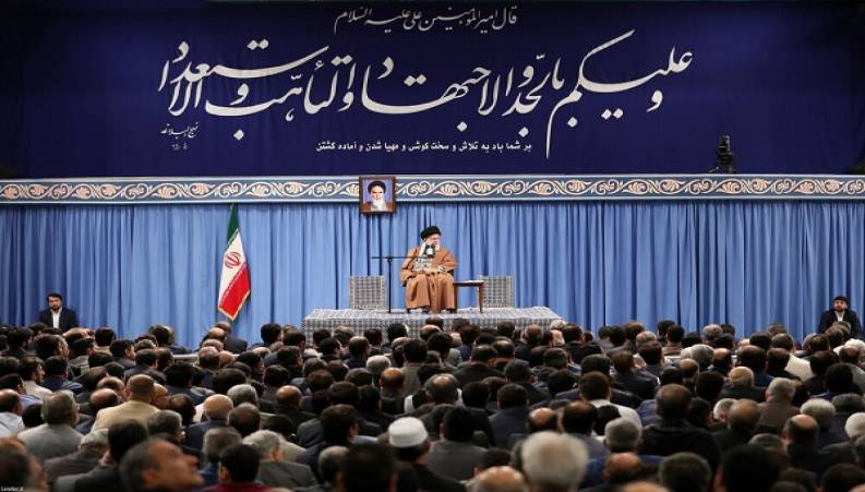 آیت الله خامنه‌ای در جمع فعالان اقتصادی پس از گرانی بنزین
