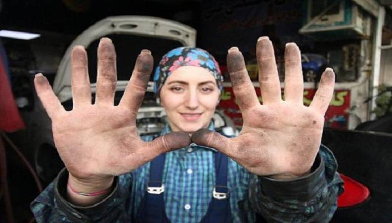 دو زن مکانیک در گاراژی در غرب تهران