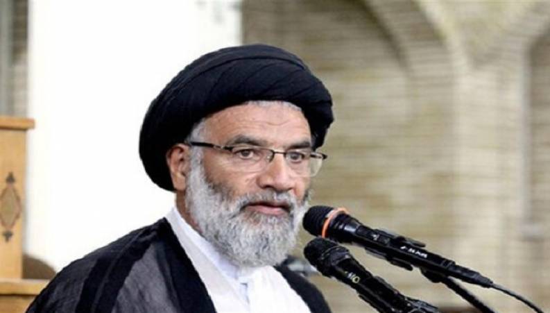 اقامه نماز وسط خیابان مملو از فاضلاب در اهواز !