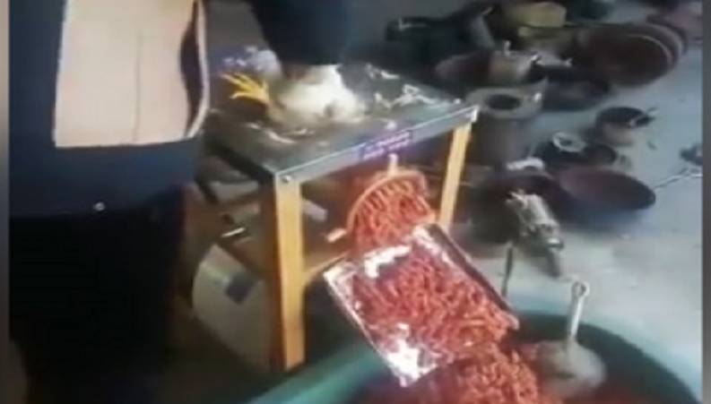 تهیه گوشت چرخ کرده مرغ با چرخ کردن گوشت مرغ با سر و پر !