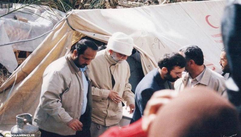 رهبر انقلاب در زلزله بم با لباس مبدل