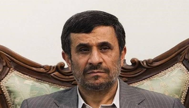 حضور احمدی‌نژاد در منزل سردار شهید سلیمانی 