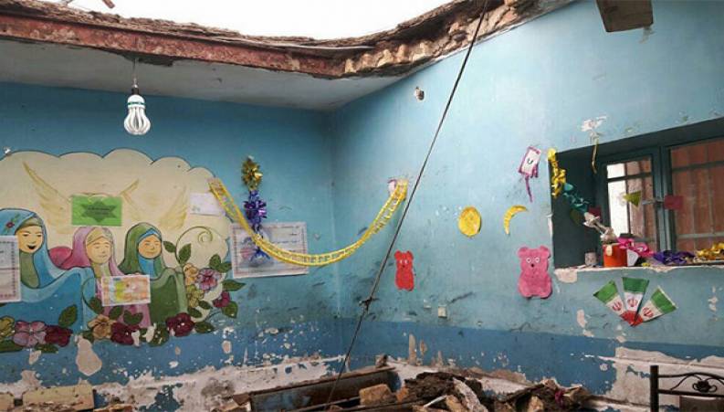 ریزش سقف بر سر دانش‌آموزان در کلاس درس در میناب 