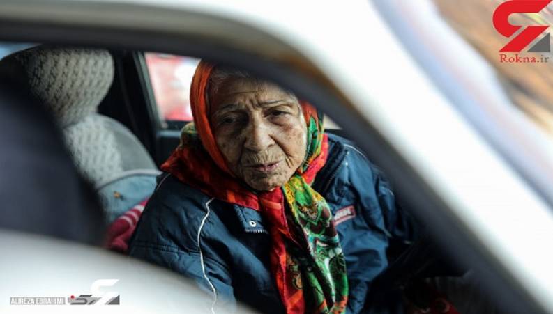 زن 90ساله، در خیابان های تهران مسافرکشی می کند