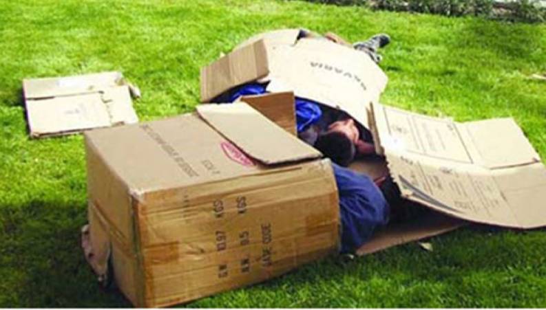 روش عجیبِ کمک‌رسانی به کارتن‌خواب‌ها