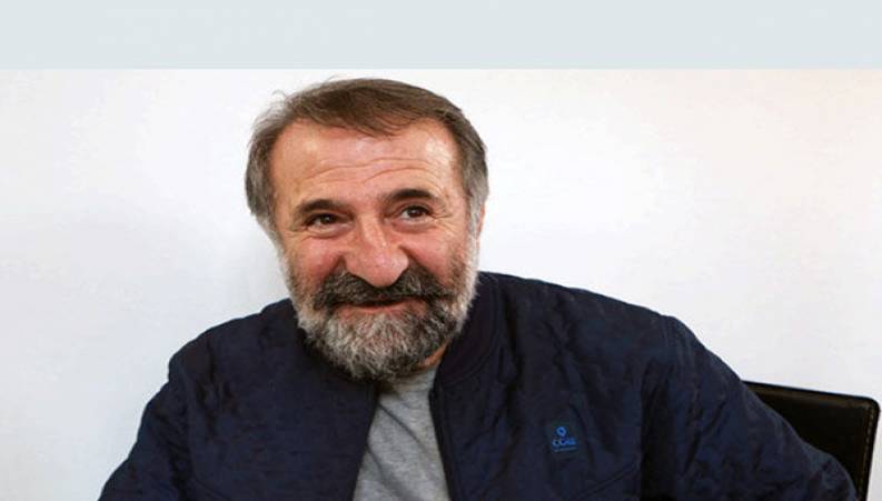 مهران رجبی مشغول چای دادن در مراسم سردار سلیمانی