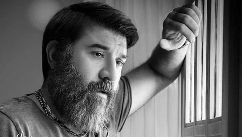 گریه های محمد علیزاده خواننده پاپ درمراسم خاکسپاری علی انصاریان