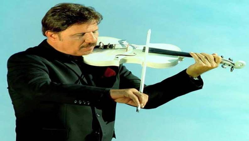 لحظه مرخص شدن بیژن مرتضوی از بیمارستان با استقبال همسرش