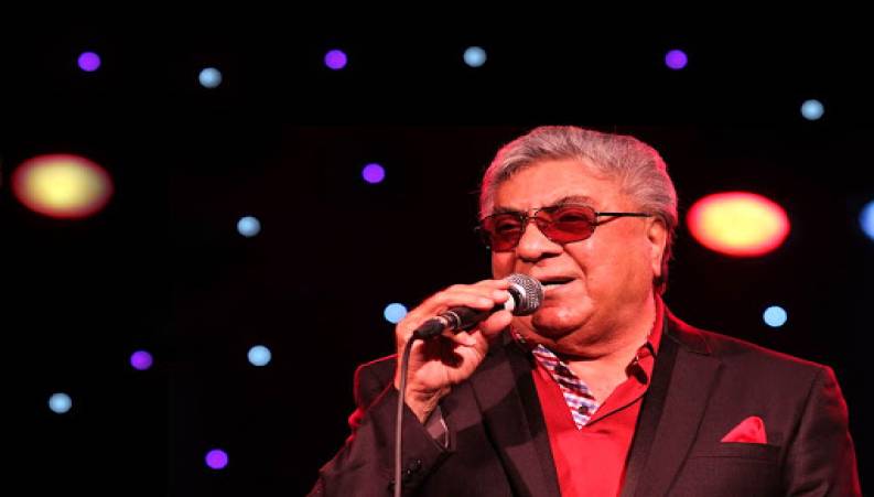 لحظه واکسیناسیون استاد اکبر گلپایگانی ، خواننده سرشناس موسیقی اصیل ایرانی