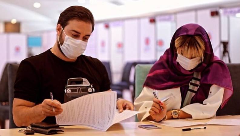 بابک جهانبخش و همسرش پریا پرتوی فرد داوطلبانه واکسن ایرانی زدند