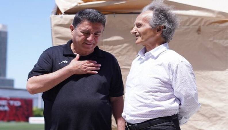 آهنگساز معروف در کنار قلعه‌نویی به کمپ تیم ملی فوتبال آمد