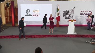 زمین خوردن خبرنگار هنگام تلاش برای گرفتن توپ از رئیس‌جمهور مکزیک