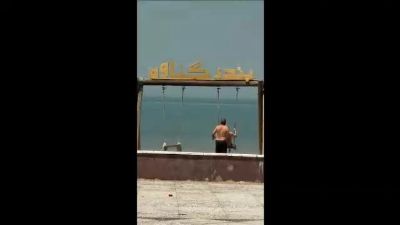 ویدیوی تفریح دو مرد میان‌سال در بندر گناوه