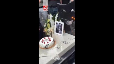 حضور هنرمندان و دوستداران اکبر عبدی بر سر مزارش در روز تولد + عکس
