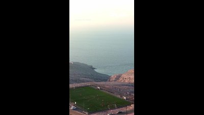 زمین فوتبال شگفت‌انگیز در نزدیکی تنگه هرمز؛ چشم‌انداز مستقیم به خلیج فارس + عکس