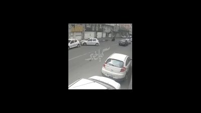 تصادف عجیب پژو ۲۰۶ و موتورسیکلت در رشت؛ تصاویر حادثه در خیابان لاکانی
