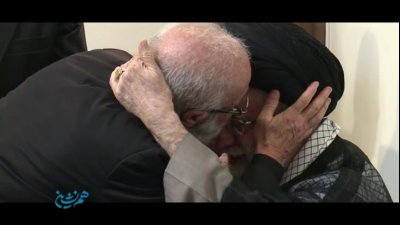 لحظات ناب و دیدارهای صمیمانه خانواده‌های شهدا با رهبر شهید انقلاب؛ پیام‌های مهم