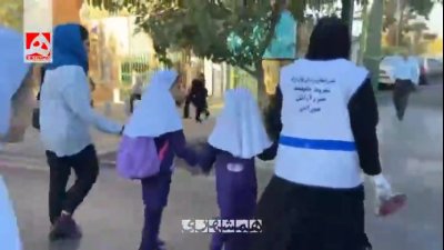 بانوان پلیس راهور مقابل مدارس دخترانه تهران چه می‌کنند؟ | ویدئو