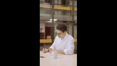 اهدای لپ تاپ همایون شجریان؛ دعوتی برای هموار کردن مسیر آموزش نوجوانان