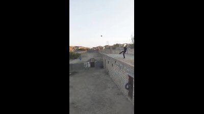 فوتبال روی پشت‌بام خانه‌ها؛ دو جوان ایرانی با ۱۰ میلیون بازدید دنیا را شگفت‌زده کردند