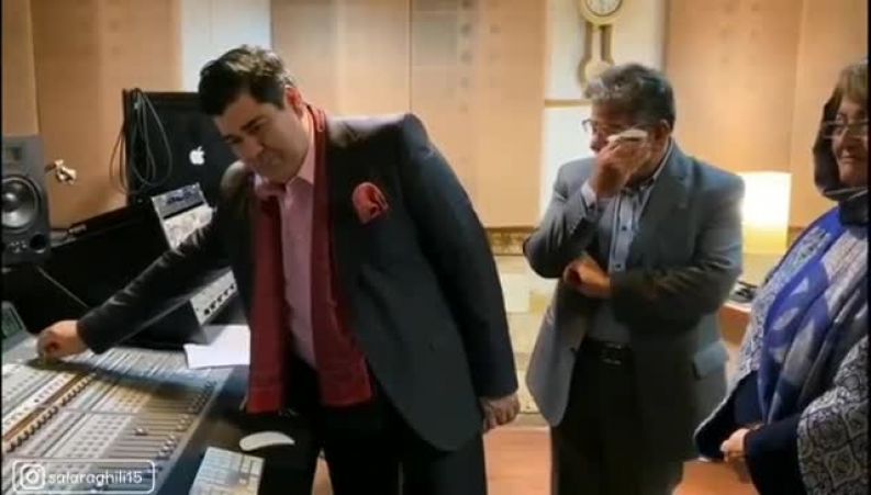 سالار عقیلی در کنار مادرش و خواندن ترانه مادر !