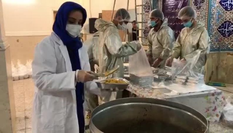 تقسیم و پخش نذری با ماسک و دستکش توسط شبنم قلی خانی