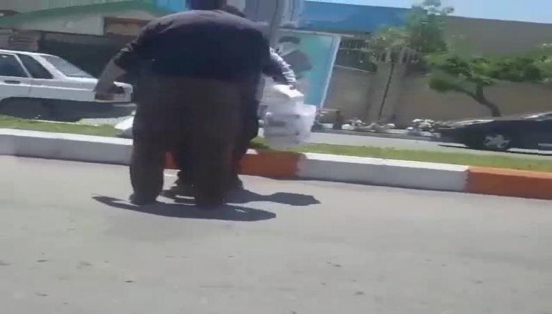 فیلمی دردناک از کتک زدن یک دستمال‌فروش توسط ماموران شهرداری