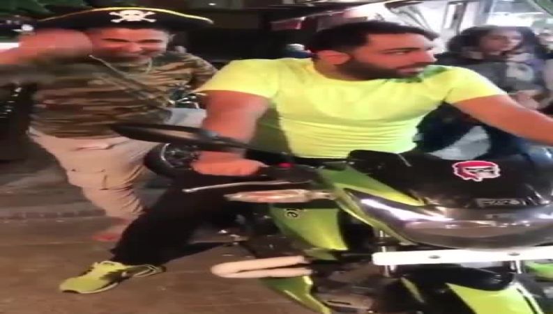 موتور سواری سامان گوران در تهرانسر با لباس ست سبز فسفری