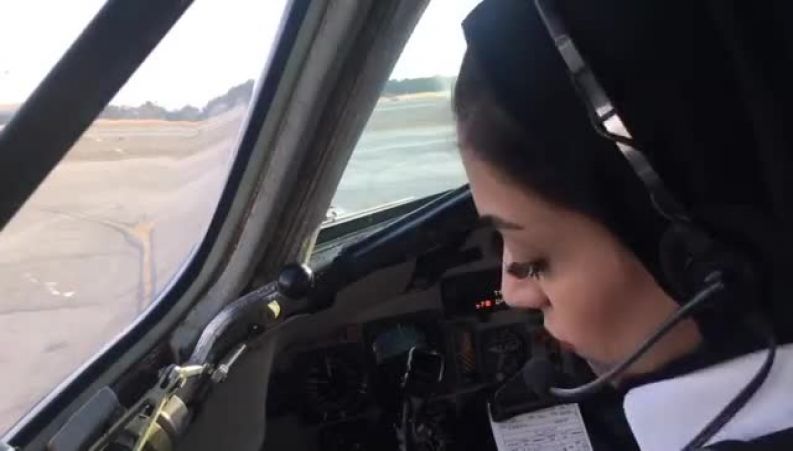 نشاط جهانداری زن خلبان در حال پارک هواپیما تا ابتدای باند مهرآباد