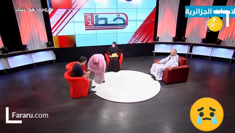 بوسیدن پای شوهر در برنامه زنده جنجالی شد 