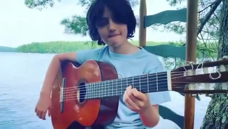 گیتار نوازی زیبا پسرِ سودابه حسنی دخت خانم مجری