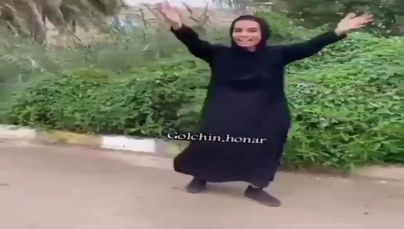 شادی ملیکا شریفی نیا بخاطر بارش باران پشت صحنه نجلا