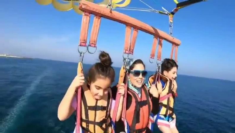 پریا پرتوی فرد همسر بابک جهانبخش سوار بر پاراسل در کیش