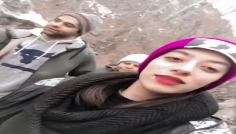 پیاده روی رضا بهرام به همراه مادر و خواهرشون در روز برفی