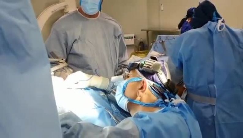 فیلم عمل قلب بابک جهانبخش خواننده در بیمارستان دی