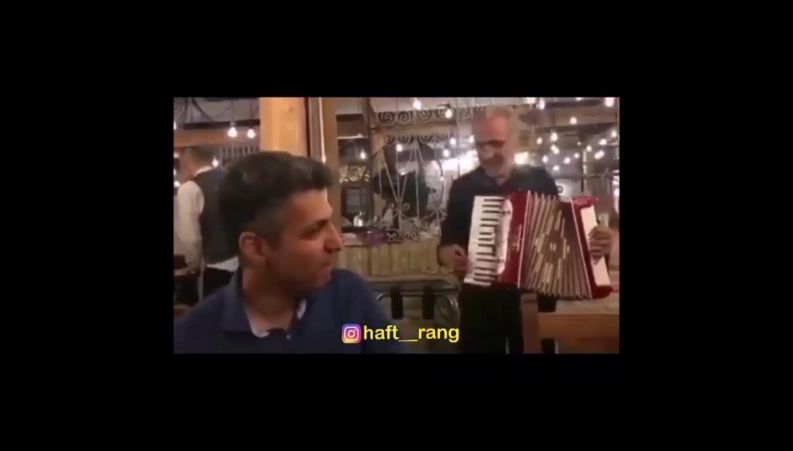 سورپرایز عادل فردوسی پور در رستوران توسط یک نوازنده