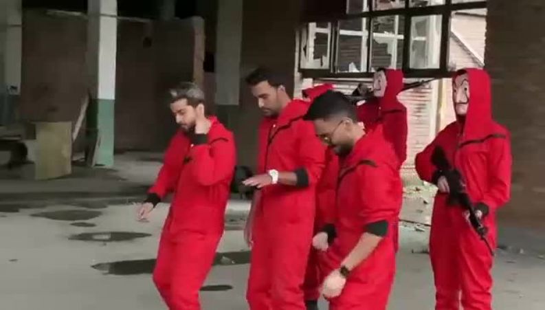 پشت صحنه و آهنگ موزیک ویدئوی موقرمز گروه پازل بند