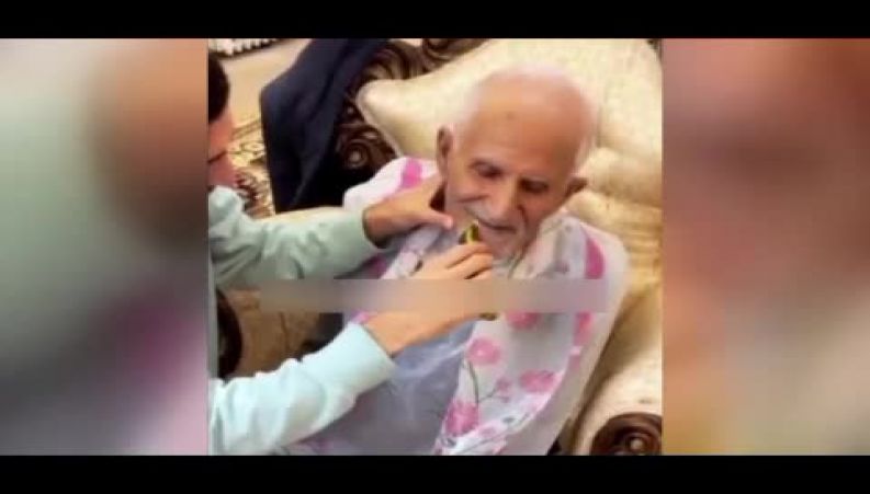  علیرضا جهانبخش فوتبالیست در حال اصلاح کردن محاسن پدربزرگش