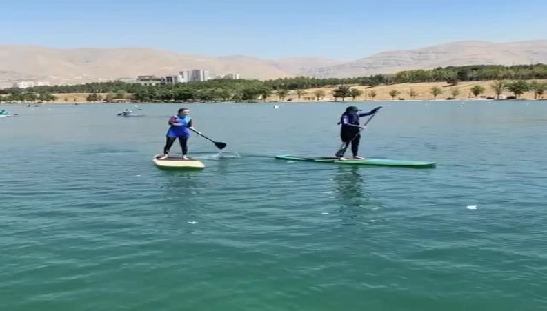 قایق سواری شهرزاد کمال زاده در درياچه استاديوم آزادى