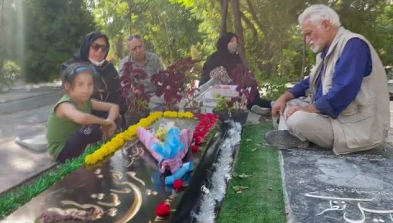 تولد سی و هفت سالگی مرتضی پاشایی خواننده در کنار مزارش با حضور خانواده اش