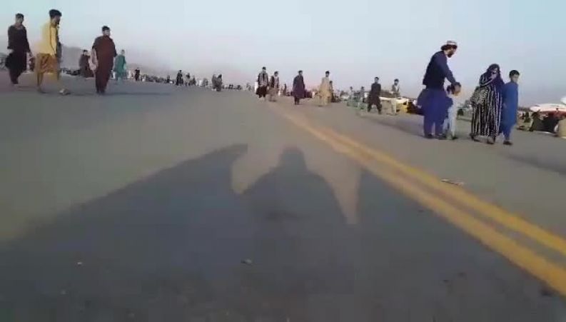 ویدئوی زمزمه دختران کابلی در فرودگاه کابل افعانستان