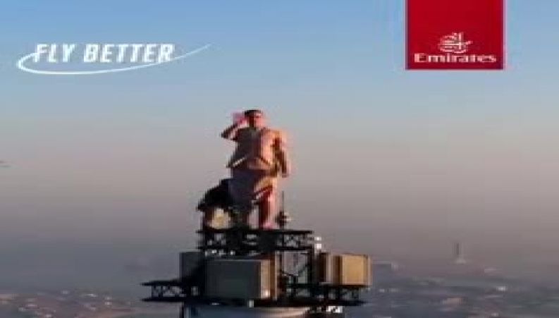 پشت صحنه تبلیغ جنجالی هواپیمایی امارات ؛ خدمه خانم در بالاترین نقطه برج خلیفه !