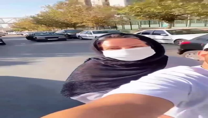 موتور سواری رضا بهرام و مادرش در خیابان های تهران !