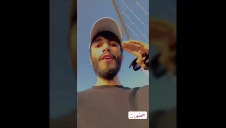 مهرادجم خواننده پاپ در پل طبیعت تهران ؛ شهریورماه 1400