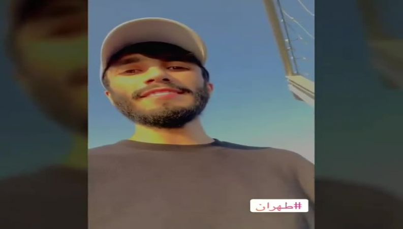 مهراد جم خواننده پاپ در پل طبیعت تهران مشغول سلفی گرفتن